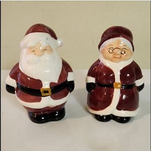 Vintage 2001 Santa and Mrs. Claus Salt and Pepper Shakers